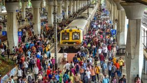 Mumbai Local Train Services Disrupt Due To Technical Issue On Harbour Line; Thousands Of Passengers Stranded