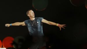 Chris Martin Wows Ahmedabad Fans With Heartfelt Gujarati Greeting At Coldplay Concert | WATCH