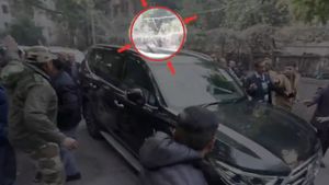 AAP Accuses BJP of 'Attacking' Arvind Kejriwal's Convoy During New Delhi Campaign, Calls It 'Cowardly Act'
