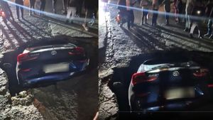 Road Caves In Delhi's Dwarka, Car Falls Into Pit; AAP Leader Shares Viral Video