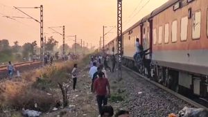 Mumbai Local Train Services: Central Railway To Introduce New AC Train With More Seats