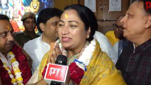 Delhi CM Rekha Gupta Visits Shiv Mandir, Offer Prayers On Mahashivratri