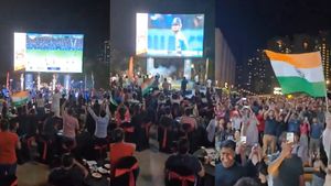 Bengaluru Mall Crowd Roars as Kohli’s Century Seals India’s Win Against Pakistan | Watch