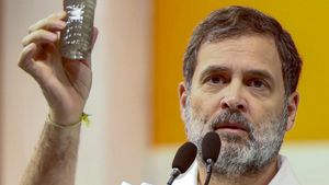 Rahul Gandhi Ups Ante On Kejriwal With Fresh 'Sheeshmahal' Jibe: 'WagonR Mein Aaye, Sweater Pehne Aur...'