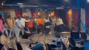 Kunal Kamra’s Show Disrupted in Mumbai Over Eknath Shinde Remark, Party Workers Vandalise Mumbai Hotel