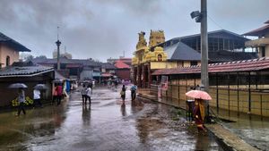 Karnataka Yellow Alert Issued: IMD Predicts Heavy Rain, Hailstorm Bengaluru And Other Districts  