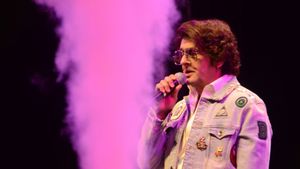 Sonu Nigam Maintains Composure During Disrupted Delhi University Concert