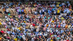 Badlapur Station News: New Barricades Spark Confusion, Passengers Demand Action