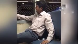 Mumbai Local Train Viral Video: ‘This State Belongs To Us,’ Says Angry Marathi Man To Migrants | Watch