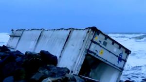 Containers From Sunken Liberian Ship Wash Ashore In Kerala | WATCH