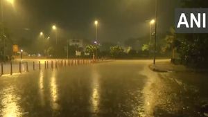 Delhi Weather Report: Lightning, Rumbling Sound, And Heavy Rain Hit National Capital; IMD Issues Red Warning