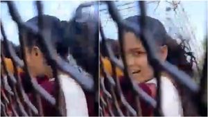 Mumbai: Women Seen Clinging Onto Moving Train As It Gets Delayed By 40 Mins | WATCH