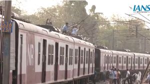 Delhi Train Derailment: Coach Of Hazrat Nizamuddin-Ghaziabad Train Falls Off Track Near Shivaji Bridge