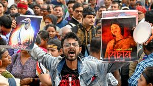 Kolkata College Rape Case: Manojit Mishra Caught On Camera Dragging Survivor Inside Campus