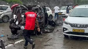 Mumbai-Pune Expressway Traffic Accident: Container Truck Collides With Multiple Vehicles, Resulting In Fatality