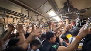 Is This Normal? Viral Ghatkopar Train Video Highlights Daily Struggle Of Mumbai Commuters
