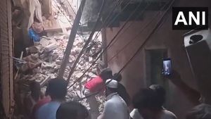 Four-Storey Building Collapses in Delhi: Two Dead, Eight Injured; Rescue Ops Ongoing