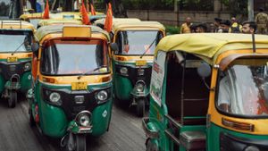 Reddit User Furious After Bengaluru Auto Driver Browses Instagram While Driving