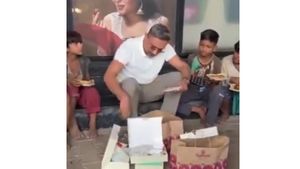 Yo Yo Honey Singh Feeds Poor Children Near Noida Metro Station; Hundreds Of Fans Gather To See Singer
