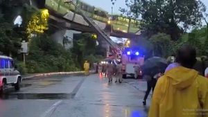 Tweeple React To Mumbai Monorail Stall; Passengers Stranded For Hours Amid Heavy Rain