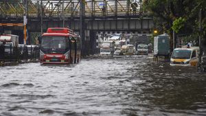 Mumbai on Red Alert: Heavy Rains Bring City To A Standstill, Claim Two Lives In Vikhroli