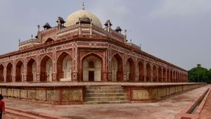 Delhi’s Humayun’s Tomb Complex Dome Collapse: Several Feared Trapped, Rescue On