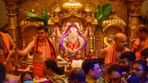 Ganesh Chaturthi 2025: Siddhivinayak Temple Darshan Timings, Aartis, And Shejaarti Details