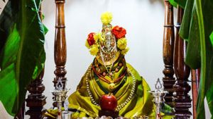 Varamahalakshmi Vratham 2025 Wishes: Quotes, Messages For Friends, Family, WhatsApp Status 