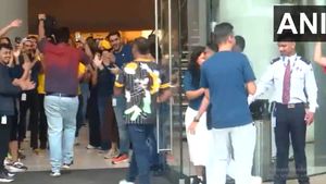 Viral Video of Massive Crowds at Mumbai Store Highlights iPhone 17 Mania in India
