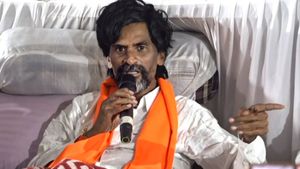 Maratha Quota Stir: Mumbai Police Issue Notice to Jarange, Ask Him To Vacate Azad Maidan