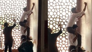 Humayun’s Tomb Vandalised: Viral Video Shows Visitors Scratching Names On UNESCO Site Walls