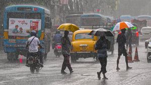 Can Rains Spoil Durga Puja in Kolkata? Metro Services Disrupted, Streets Waterlogged