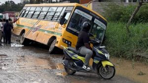 School Bus Incident: Children Rescued After Vehicle Gets Stuck on Crater-Filled Panathur-Balagere Road