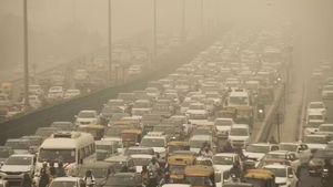 Delhi Air Quality Plunges Ahead of Diwali, Anand Vihar and Wazirpur Hit 300 Mark