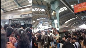 Namma Metro Purple Line Disruption: Crowds Swell at Stations, Commuters Stranded for 40 Min  