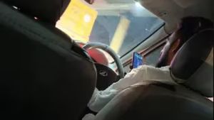 Bengaluru Cab Drivers Scrolling Reels Mid-Ride Sparks Safety Concerns Among Passengers