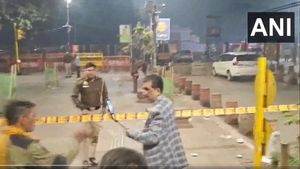 High Alert In Delhi: 8 Dead In Delhi Explosion at Red Fort Metro Station Sparks Fire in Nearby Vehicles