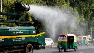 Delhi CM Rekha Gupta Announces Staggered Office Timings For Government Employees Amid Rising Air Pollution