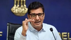 Delhi Air Turns Toxic Again as AAP Blames LG, BJP for Ignoring Real Solutions