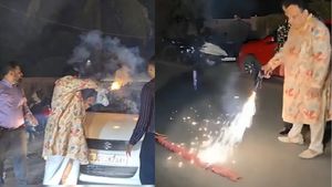 ‘I Am a Celebrity’: Gujarat Man Stops Traffic to Burst Firecrackers, Video Shocks Internet