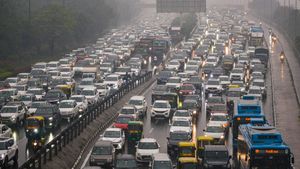 Delhi Weather: Yellow Alert Issued as Western Disturbance Brings Rain, Strong Winds
