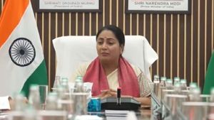 CM Rekha Gupta Pitches ‘War-Level’ Year-Round Fight Against Delhi Pollution With EV Buses and Cleanup Drive