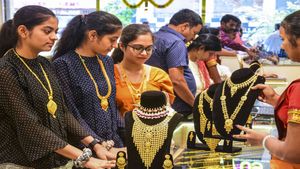 Chennai Gold & Silver Price On Feb 16: Is It Cheaper or Costlier Today?