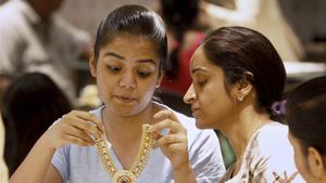 Gold Price Falls 0.8%, Silver Rates Drops Over 1.5% in Chennai On Feb 17