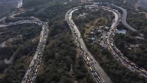 Mumbai–Pune Expressway Jam Update: Traffic Resumes As Commuters Still Facing Long Delay
