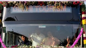 Rekha Gupta Tests ‘Saheli Pink NCMC Card’ On DTC Bus, Pushes Digital Free Travel For Women