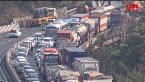 Mumbai-Pune Expressway Traffic Jam: Ram Navami Rush Leaves Commuters Stranded