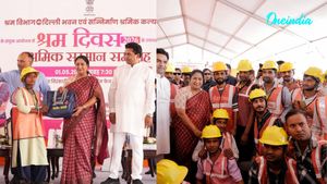 Delhi CM Rekha Gupta Honours Workers, Unveils New Welfare and Skill Schemes