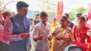 CM Rekha Gupta, Jyotiraditya Scindia Launch New Digital India Post Model In Delhi