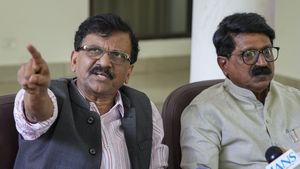 Shiv Sena (UBT) Serves Show-Cause Notices to Rebel MPs, Threatens Disqualification